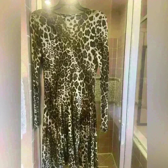 Karen Kane Medium faux wrap dress in leopard print. - Picture 4 of 6